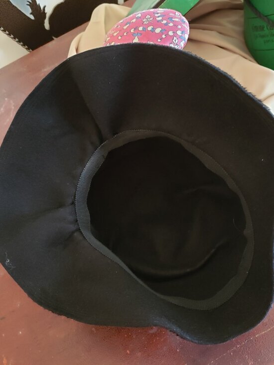 VINTAGE CLOCHE BLACK FURRY FELT HAT